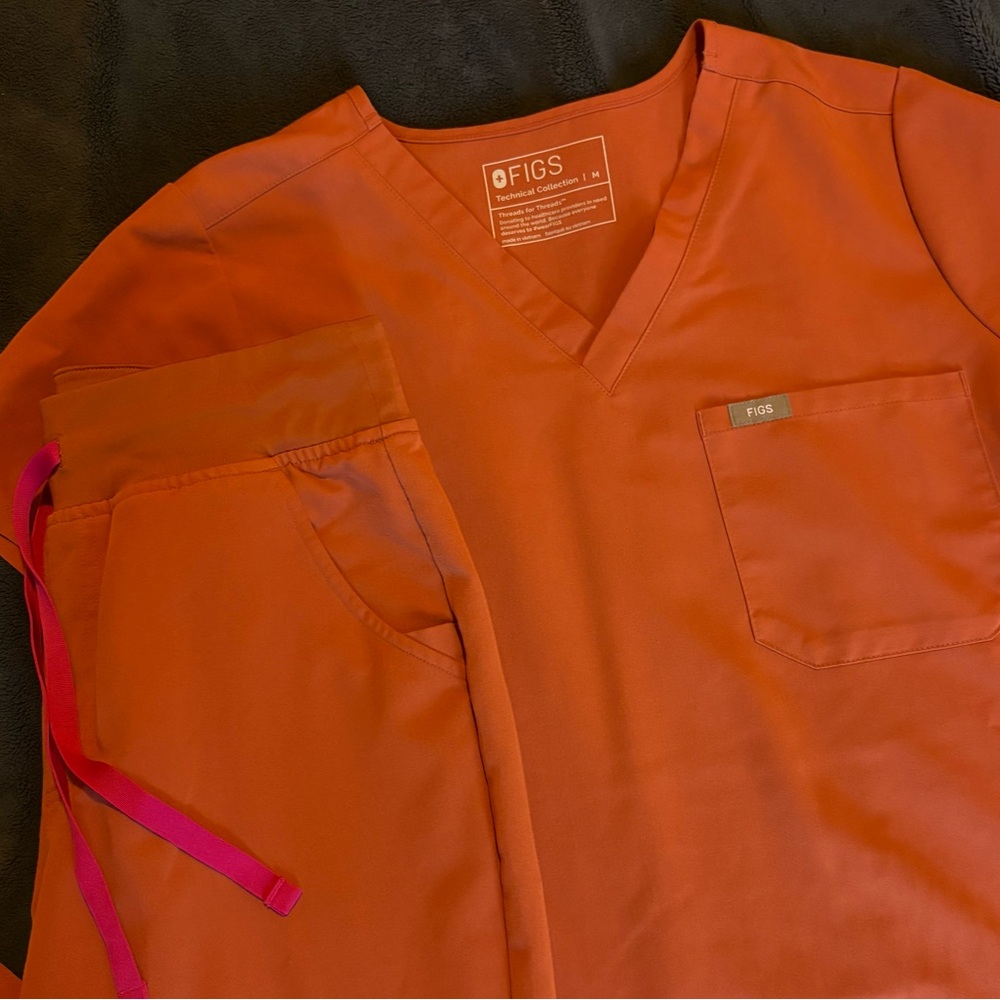 FIGS Terracotta Jogger Scrub Set - Picture 3 of 8